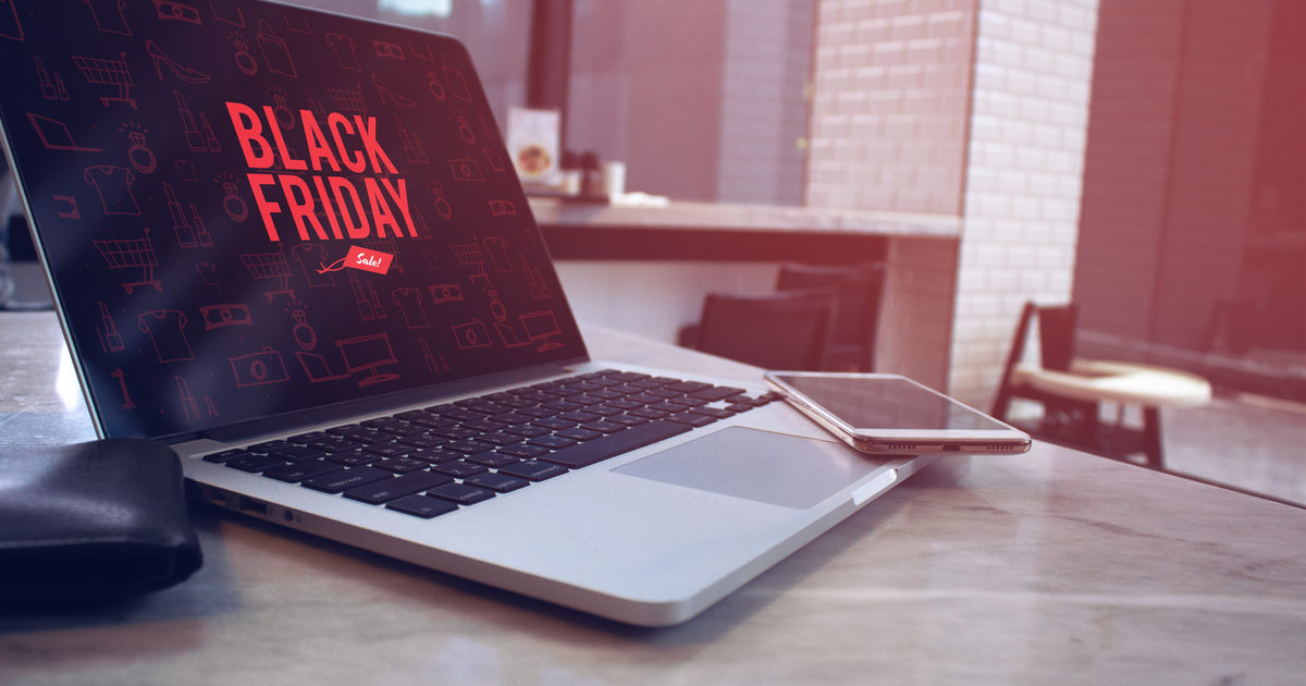 Portátil mostrando una tienda online durante la campaña de rebajas de Black Friday