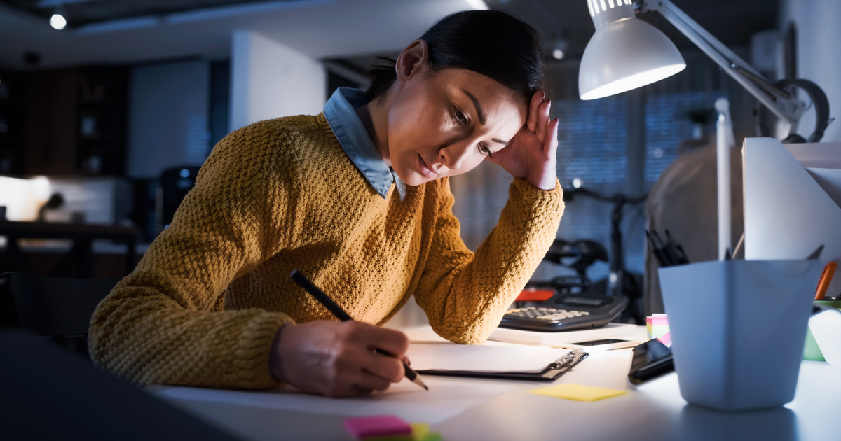 Autónoma trabajando de noche respondiendo desde el móvil