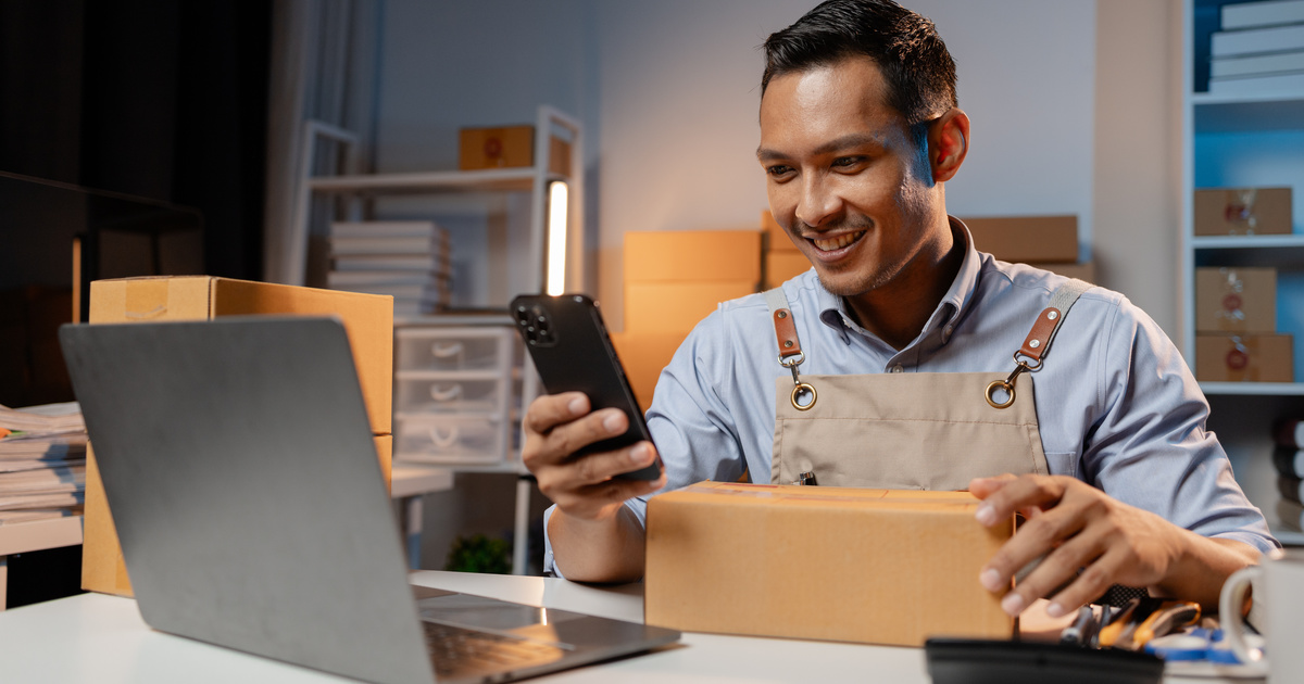 Comerciante gestionando su web y sus redes sociales desde el móvil