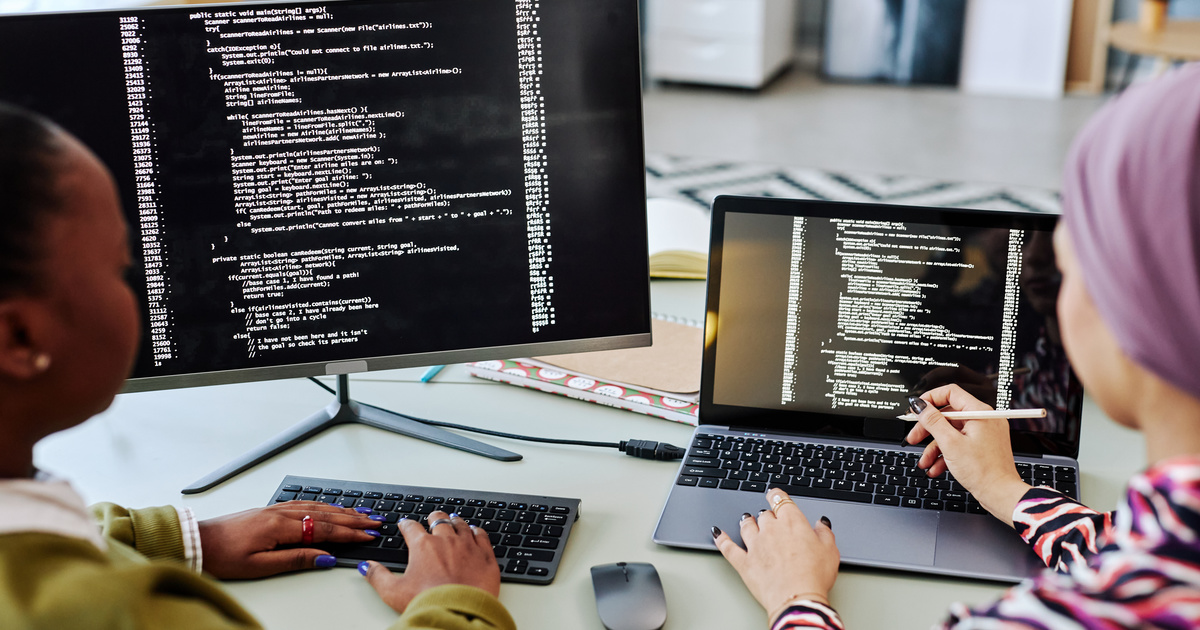 Persona revisando líneas de código en busca de vulnerabilidades de seguridad