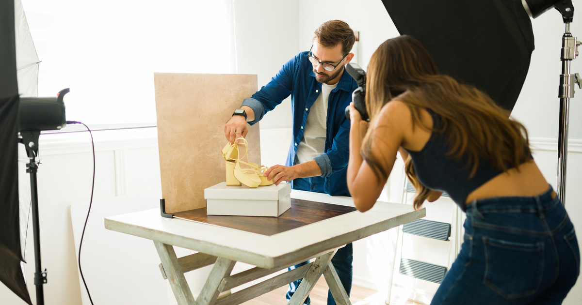 Fotógrafos haciendo una sesión profesional de fotografía de producto