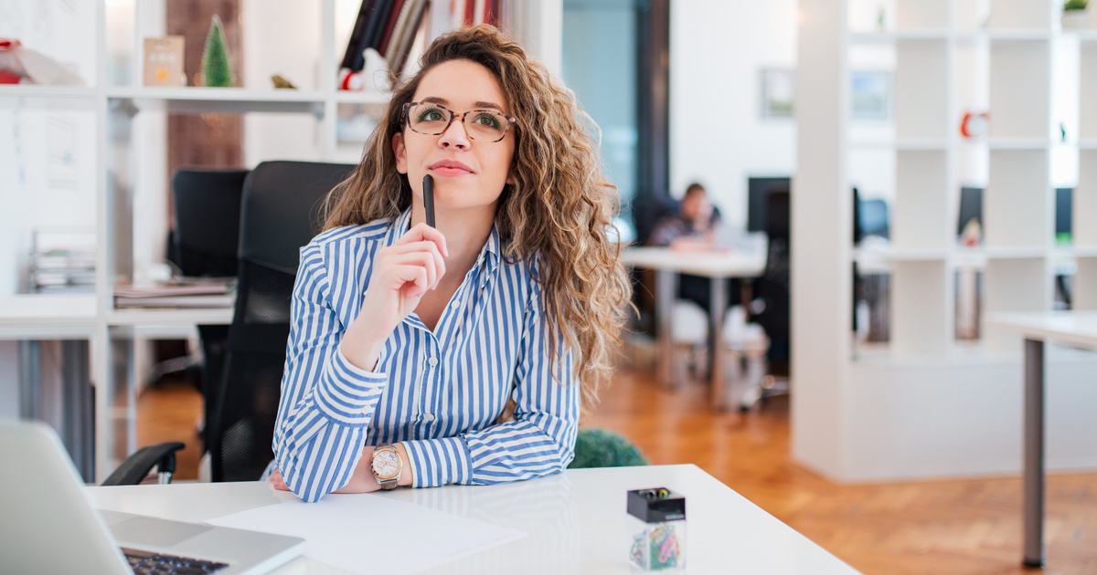Empresaria pensativa valorando la estrategia de marketing de su negocio