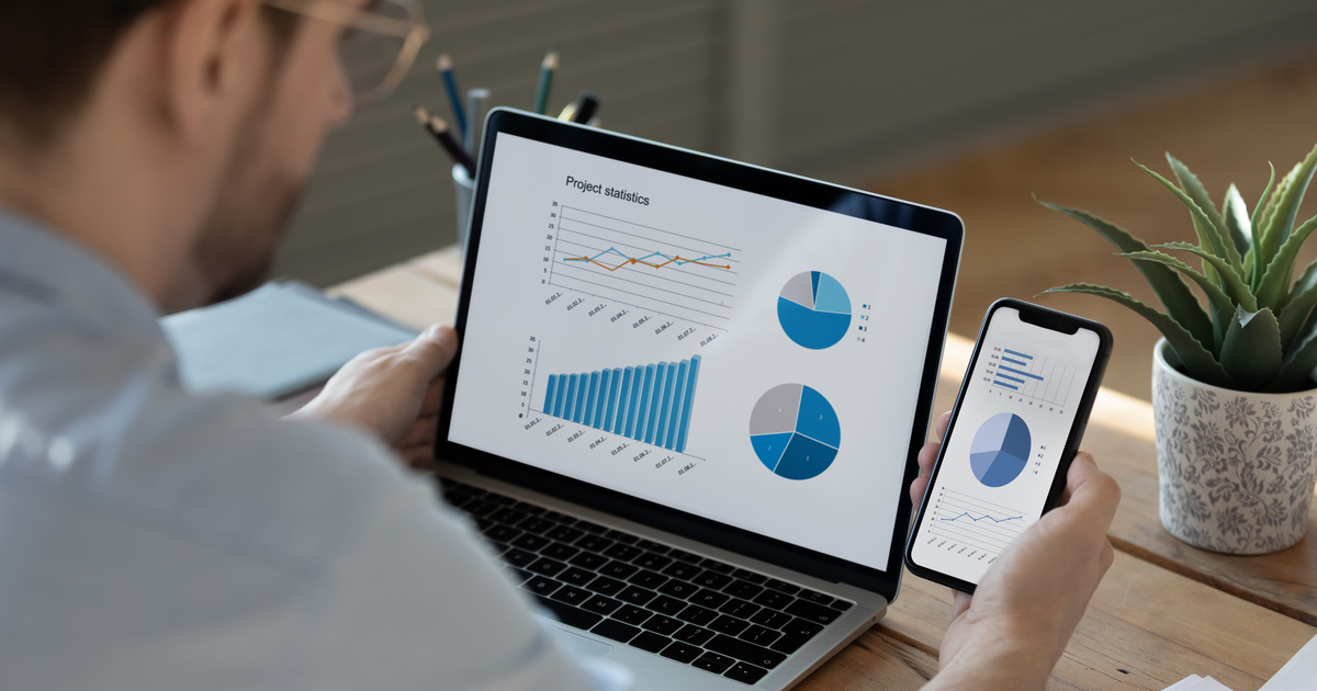 Persona comparando resultados de búsqueda orgánica y anuncios de pago en un portátil