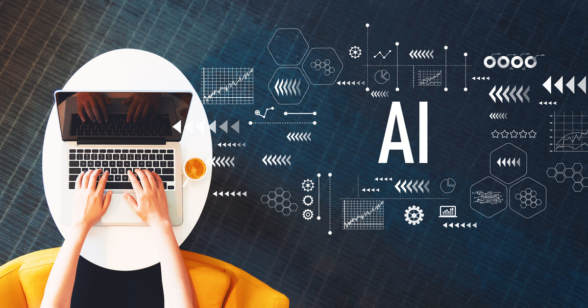 Persona utilizando un asistente de inteligencia artificial en el ordenador para crear una web