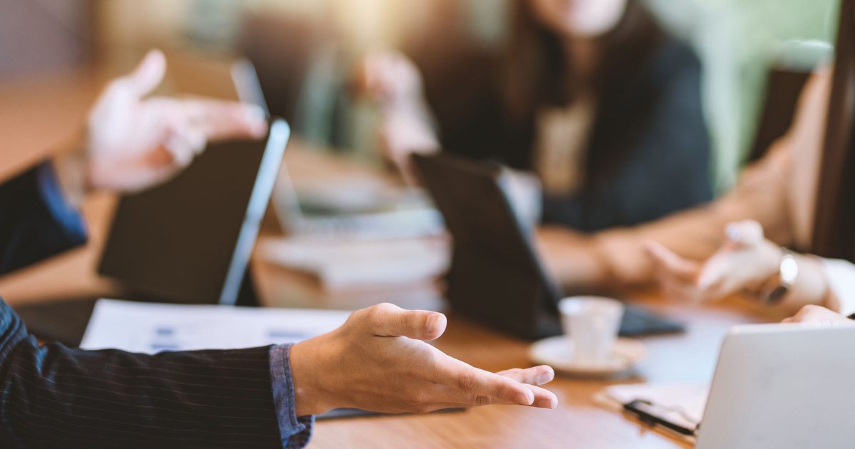 Reunión de consultoría estratégica para un negocio