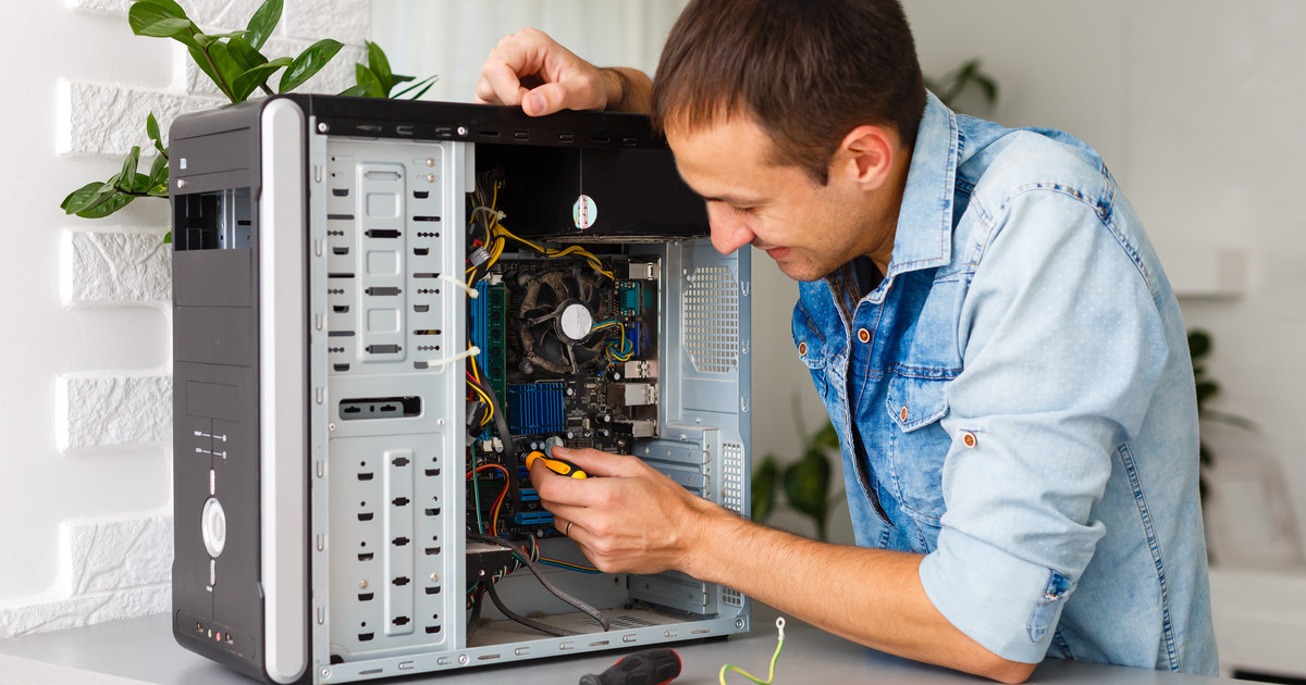 Técnico trabajando en el mantenimiento de una web