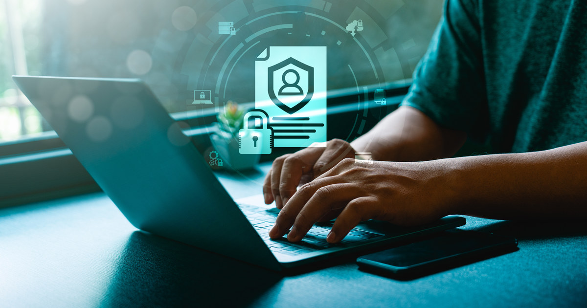 Especialistas en ciberseguridad revisando documentación técnica